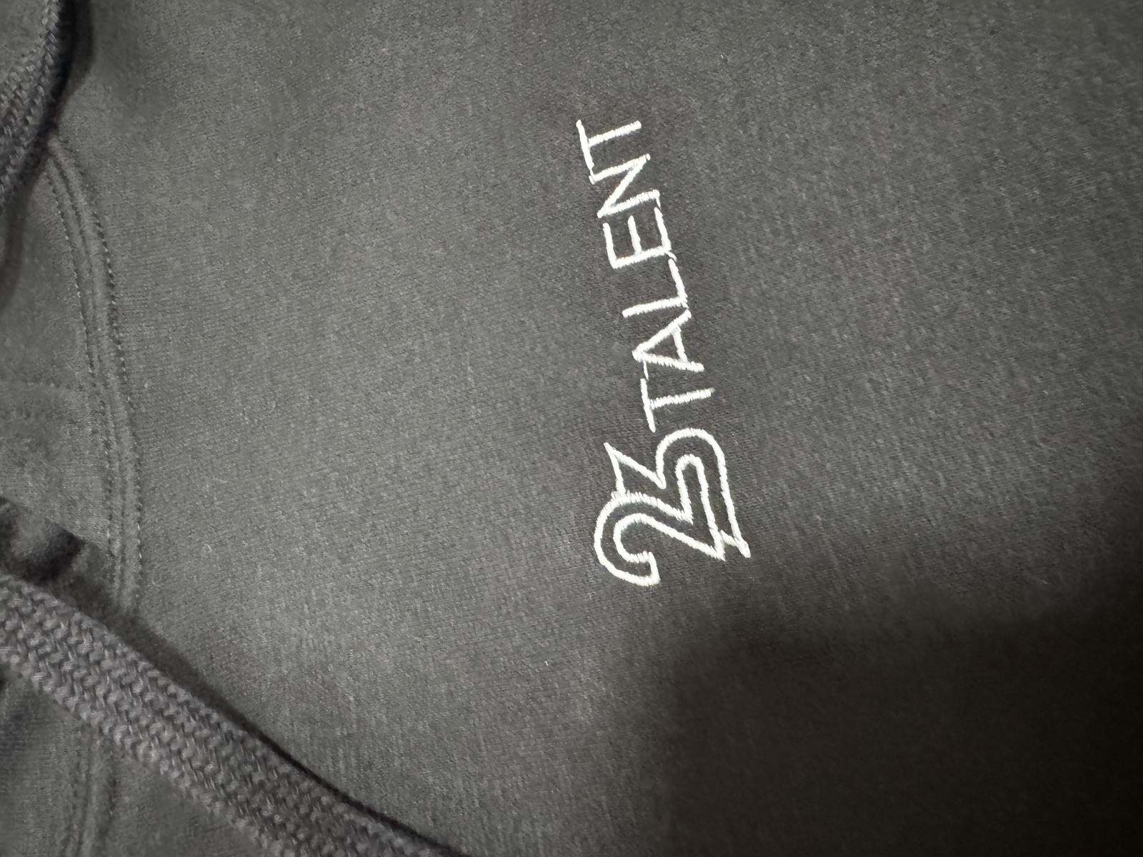 Sudadera negra con logo bordado de 23 Talent, empresa de Albacete